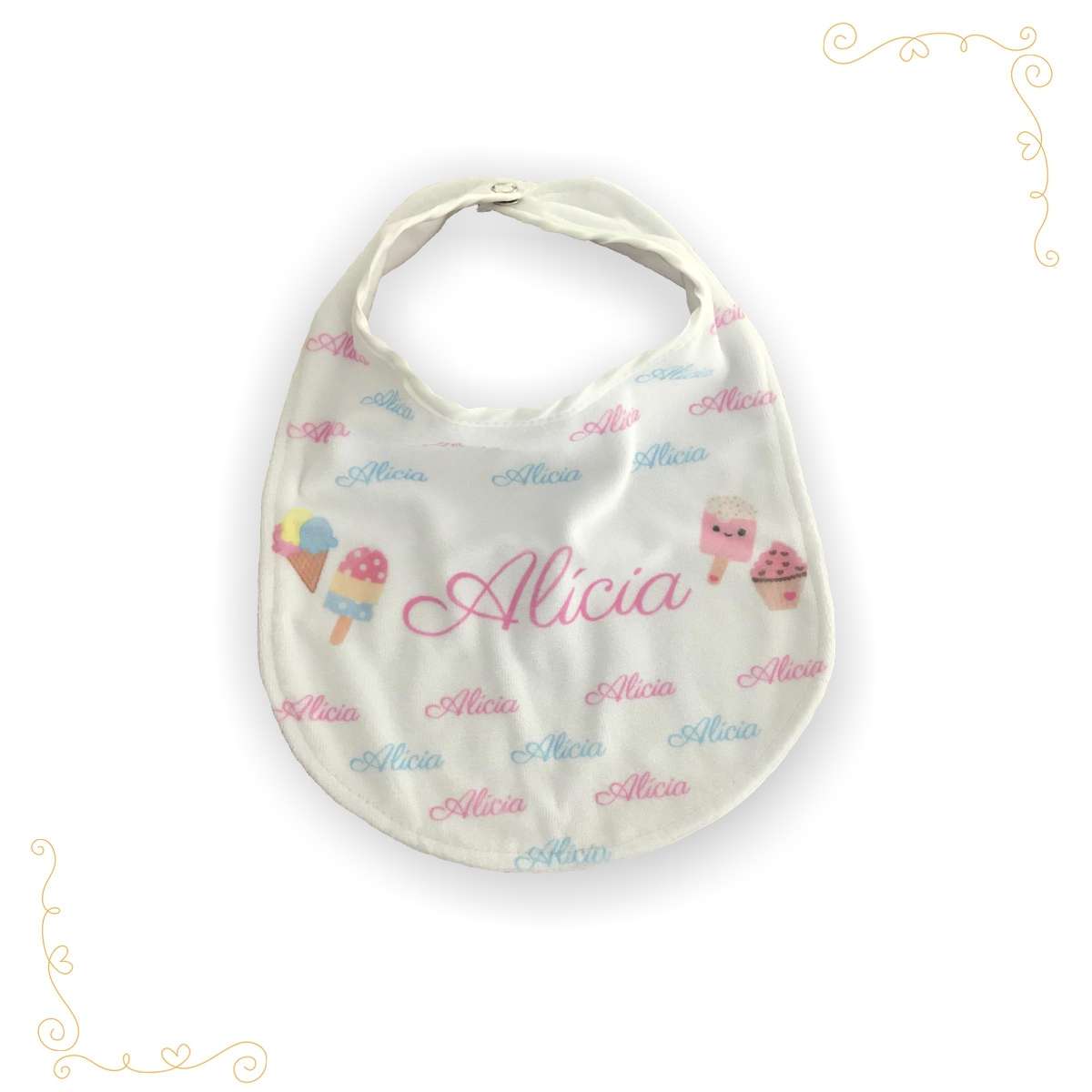 Um babador para bebês personalizado na cor branca e detalhes em rosa