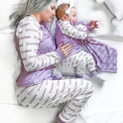 Mamãe e bebê usando um pijama personalizado branco e roxo claro dormindo