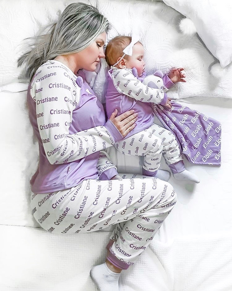 Mamãe e bebê usando um pijama personalizado branco e roxo claro dormindo