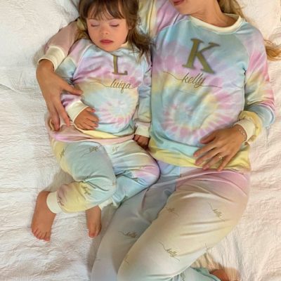 mulher e menina, mãe e filha deitadas dormindo usando um pijama colorido