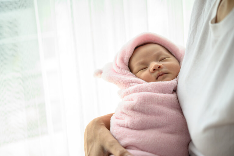 Charutinho no bebê: quais as vantagens, riscos e técnicas?