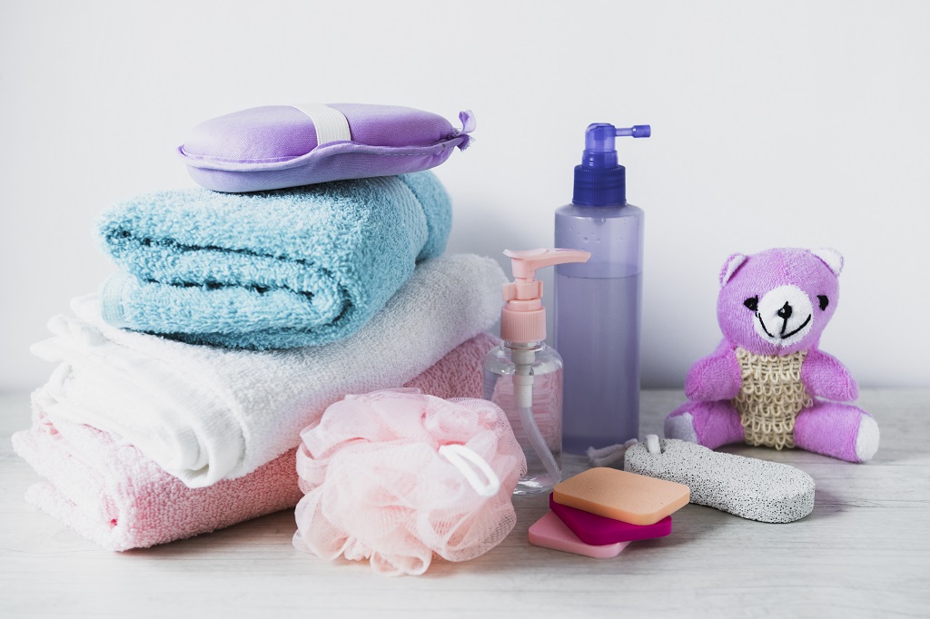 toalhas, sabonetes e shampoo para higiene do bebê