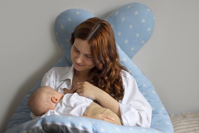 Qual a posição correta para amamentar o bebê?
